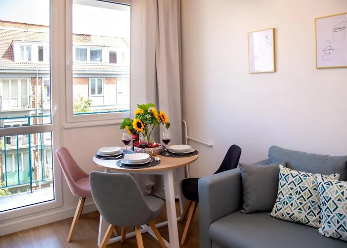 Maya's Flats & 61 - Bridge Apartment